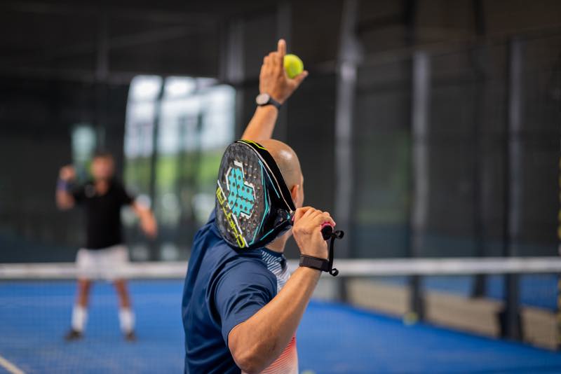 Aufschlag beim Padel-Tennis